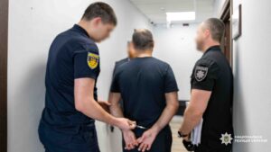 Заволодівали коштами світових підприємств: поліцейські затримали учасника хакерського угруповання, що перебував у розшуку ФБР США