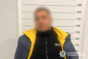 Хмельницькі поліцейські затримали зловмисника, який пограбував 20-річну жінку