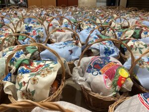 Великдень у Хмельницькій громаді з пасхальними кошиками