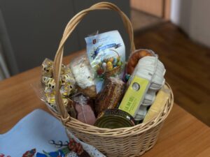 Великдень у Хмельницькій громаді з пасхальними кошиками