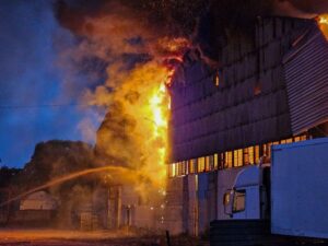 Наслідки російських ударів: чи виникне дефіцит товарів після атак на логістичні центри?