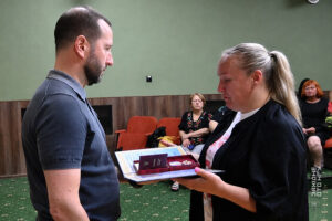 Державні нагороди полеглих героїв Хмельниччини передали їхнім родинам