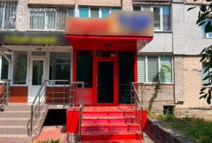 Директора мовного центру в Хмельницькому підозрюють у розбещенні юних дівчат