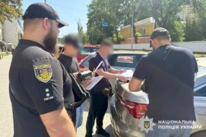 Під виглядом благодійних виплат хмельницькі шахраї виманювали гроші