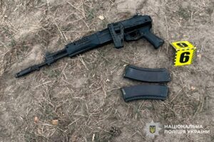 На Славутчині двоє чоловіків погрожували правоохоронцям автоматичною зброєю